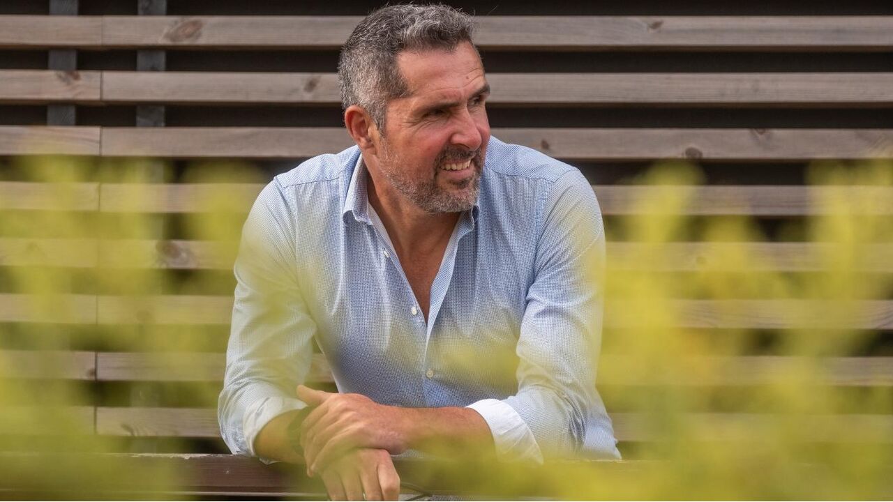 O antigo jogador e agente de futebol posa junto à