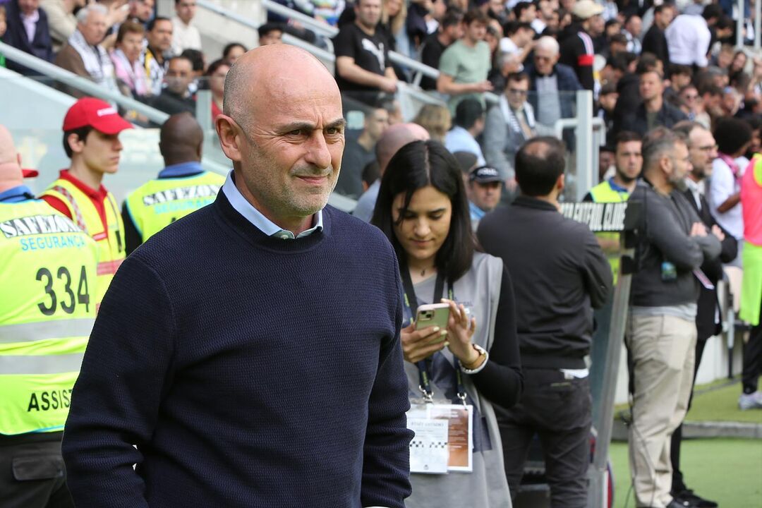 O treinador atento ao desenrolar do jogo