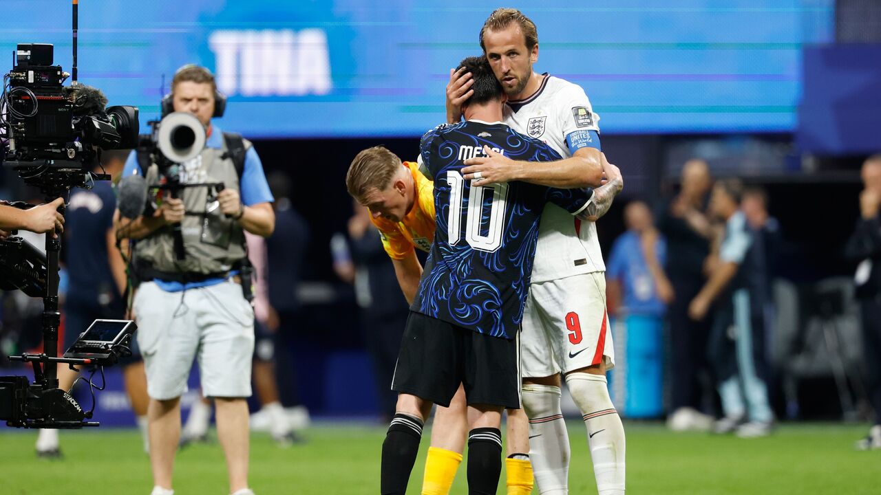 Messi e Kane abraçado após a Argentina eliminar Inglaterra no Mundial'2026