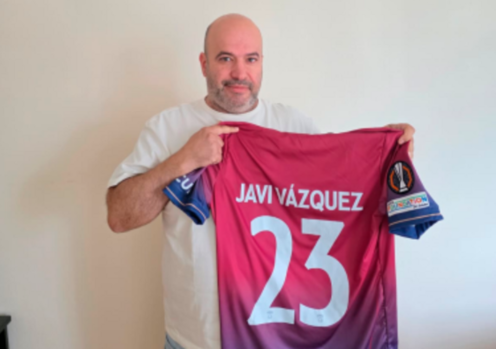Javi Vázquez mostra a sua camisola de futebol com o número 23