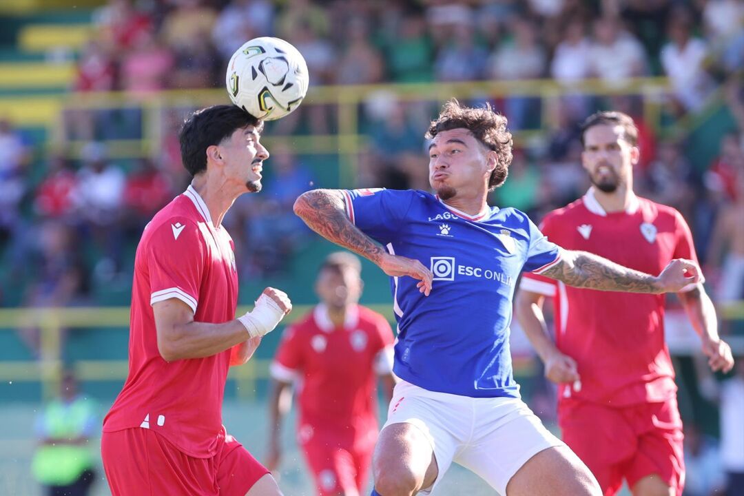 Os jogadores em recepção da bola. Cabeceamento