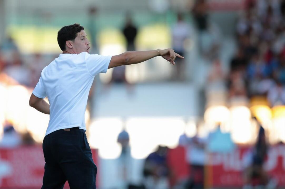 O treinador do Gil Vicente, Luís Pinto, reage durante o