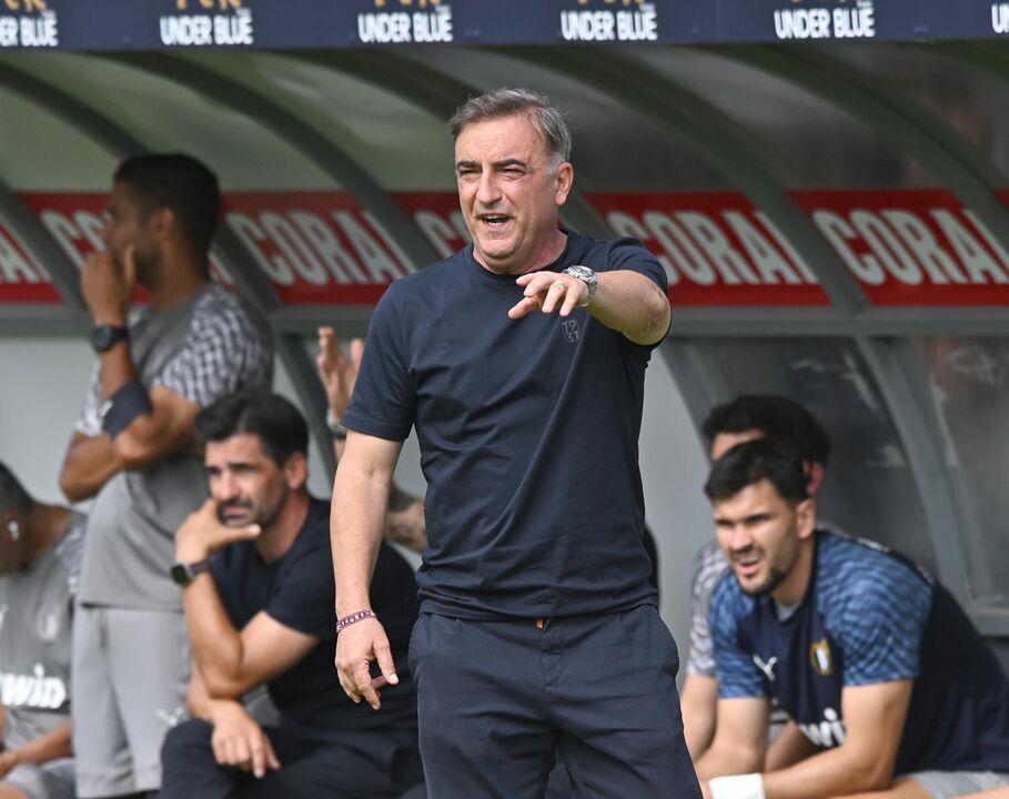 O treinador gesticula durante o jogo
