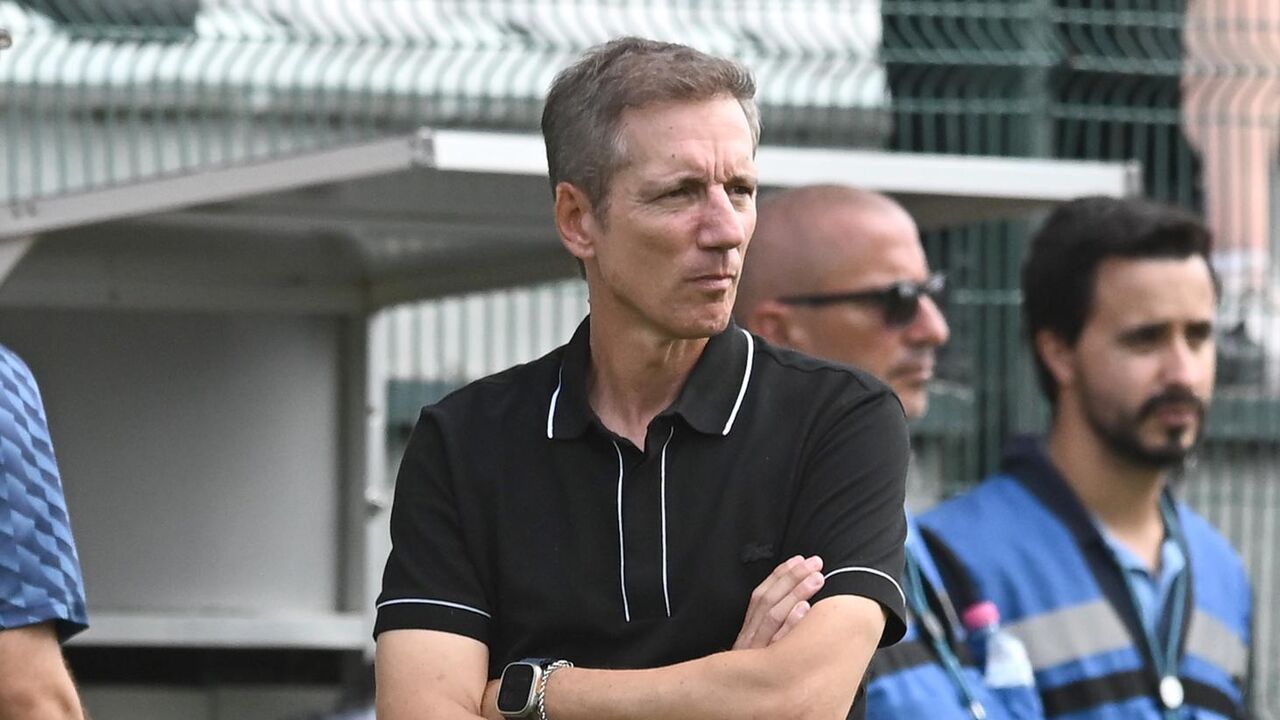 O treinador do Nacional atento ao jogo
