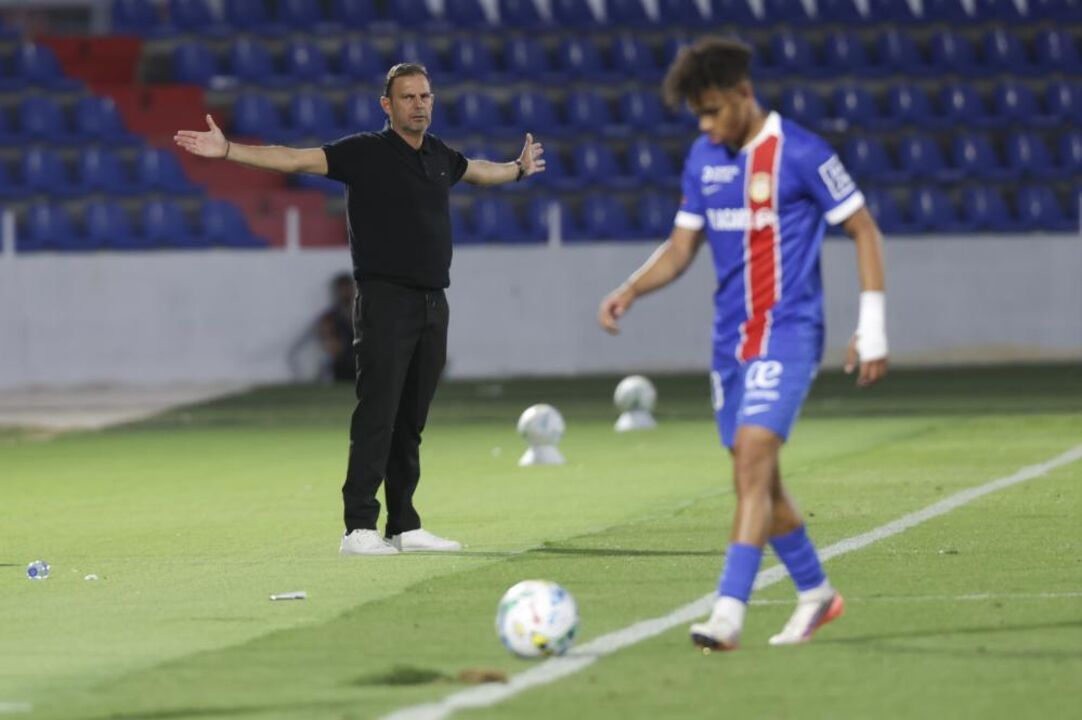 O treinador do Rio Ave, Sotiris Silaidopoulos (E), reage durante