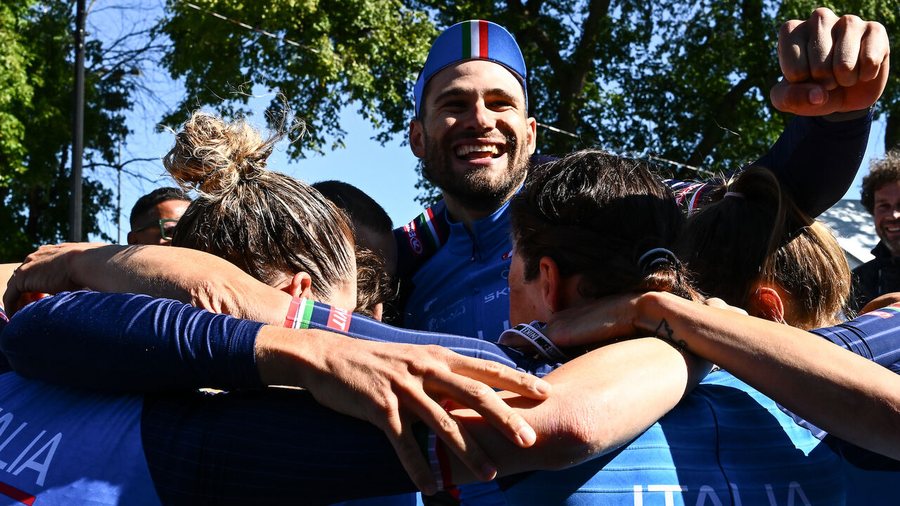 A equipa de ciclismo italiana comemora a vitória em Montreál, Canadá