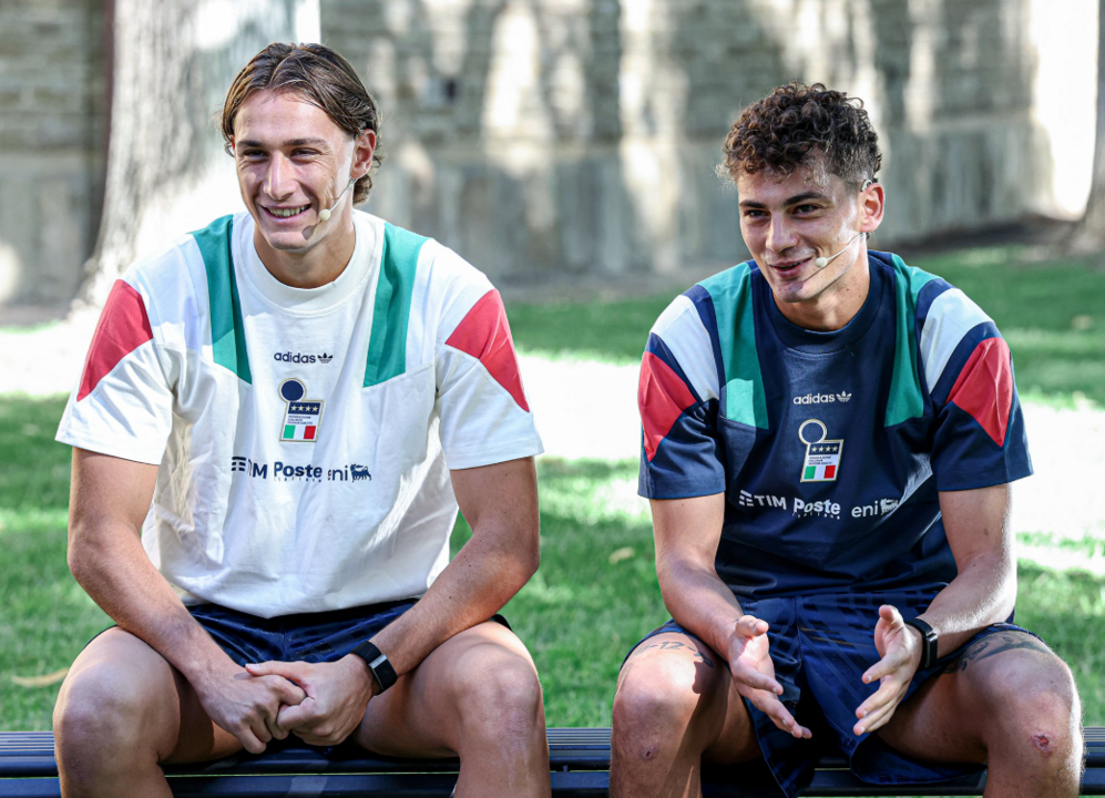 Pio e Sebastiano Esposito em entrevista no centro de treinos da seleção italiana