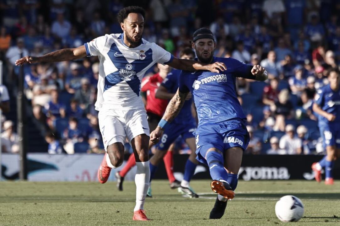 Getafe's Nemanja Gudelj (R) in action against Deportivo's Pierre-Emerick Aubameyang