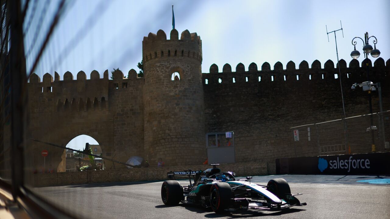 George Russell no Azerbaijão, com muro histórico ao fundo