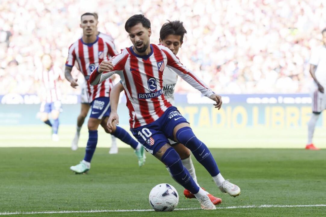 Atletico Madrid's Alex Baena (L) and Real Madrid's Arda Guler