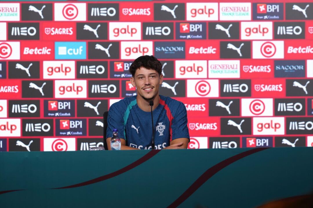 O jogador durante a conferência de imprensa