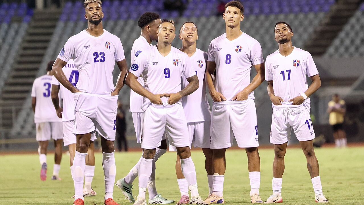 Heinz Morschel (número 8) celebra golo pela República Dominicana com os colegas