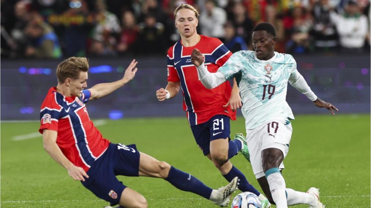 Nuno Mendes tenta escapar aos jogadores noruegueses