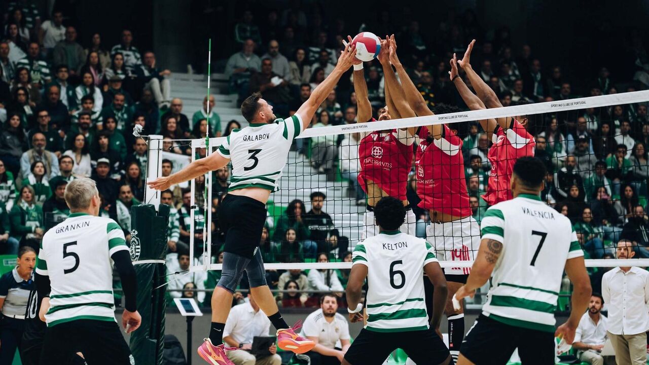 Jogadores de voleibol em ação num jogo da Liga Una Seguros Sporting
