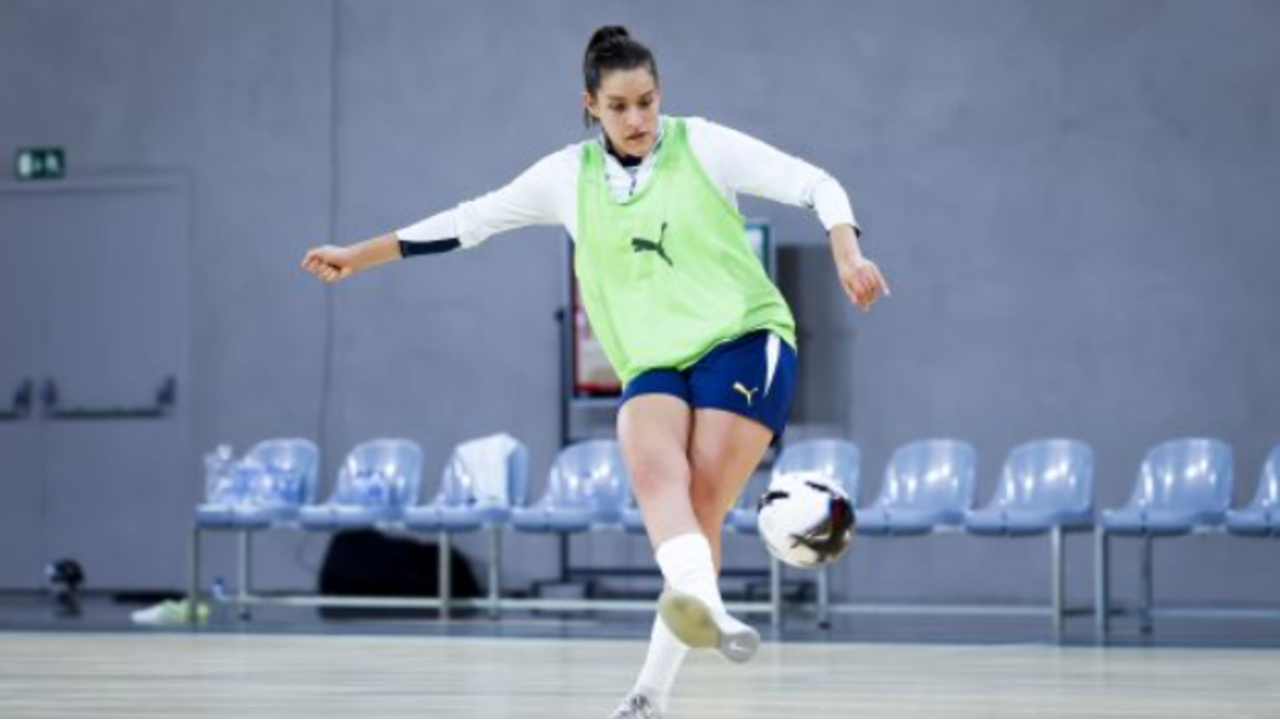 Beatriz Sanheiro treina futsal na Cidade do Futebol antes de jogo com Espanha
