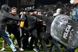 Adeptos do Platense invadiram o relvado no fim do jogo com o Fluminense