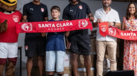 Jogadores do Santa Clara com mascote e adeptos exibem cachecóis do clube