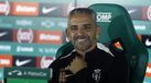 O treinador fala e gesticula durante a conferência de imprensa