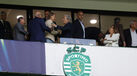 O momento do cumprimento entre Jorge Jesus e Roberto Mancini antes do Sporting-Galatasaray