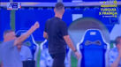 Técnico de equipamentos do FC Porto com gesto provocatório para o banco do Benfica após golo de Froholdt