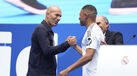 Kylian Mbappe cumprimenta Zinedine Zidane