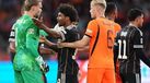 Adeyemi discute com Verbruggen