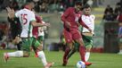 Os jogadores disputam a bola, durante o jogo. Jogador
