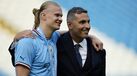 Erling Haaland e Khaldoon Al Mubarak após a conquista da Premier League em 2023