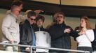 Liam Gallagher (homem mais à direita) e Noel Gallagher (segundo do lado esquerdo) a apoiar o Manchester City nas bancadas de Wembley