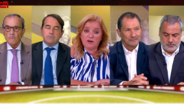 Um painel de cinco pessoas discute um tema num programa televisivo