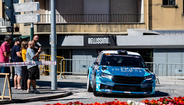 Carro de rally passa em Viseu com espetadores a assistir