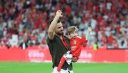 Salvador foi aplaudido no Estádio da Luz
