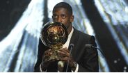 Ousmane Dembélé recebe a Bola de Ouro 2025