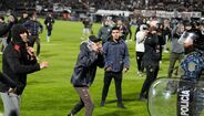 Adeptos do Platense invadiram o relvado no fim do jogo com o Fluminense
