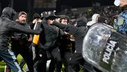Adeptos do Platense invadiram o relvado no fim do jogo com o Fluminense
