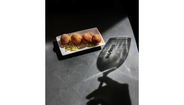 Croquetes de carne sobre uma base de alface e sombra de copo