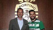 Frederico Varandas e João Matos juntos, com o logo do Sporting ao fundo