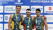 Vasco Vilaça (ao centro) campeão do Mundo de triatlo