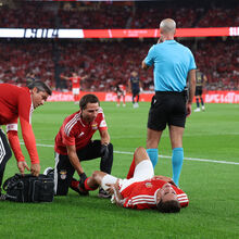 Enzo Barrenechea verließ das Spielfeld verletzt und weinte auf der Bank von Benfica