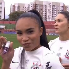Une joueuse du Corinthians fait de la publicité (illégale) pendant l'hymne