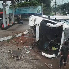 Überwachungsbilder zeigen Bus, der sich überschlägt, beim Versuch, einen Motorradunfall in Indien zu vermeiden