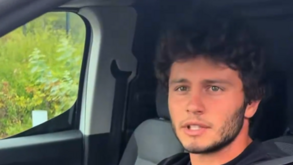 Momento em que João Neves chega ao treino numa carrinha portuguesa 