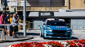 Carro de rally passa em Viseu com espetadores a assistir