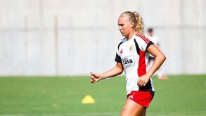 Froya Dorsin treina no relvado com a bola nos pés