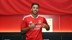 El Karouani apresentado no Benfica: «Quando se joga num clube tão grande, só se pode pensar em títulos»