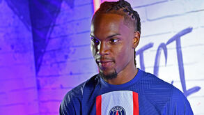 Renato Sanches rescinde com o PSG e fica livre no mercado
