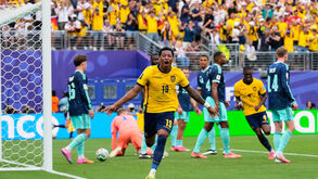 Plata marca pela seleção do Equador