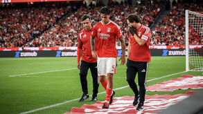 Enzo Barrenechea saiu lesionado frente ao Estoril