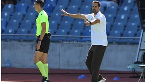 Ricardo Silva, treinador do Lus. Lourosa, a gesticular durante o jogo