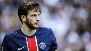 PSG apresenta proposta de renovação a Kvaratskhelia